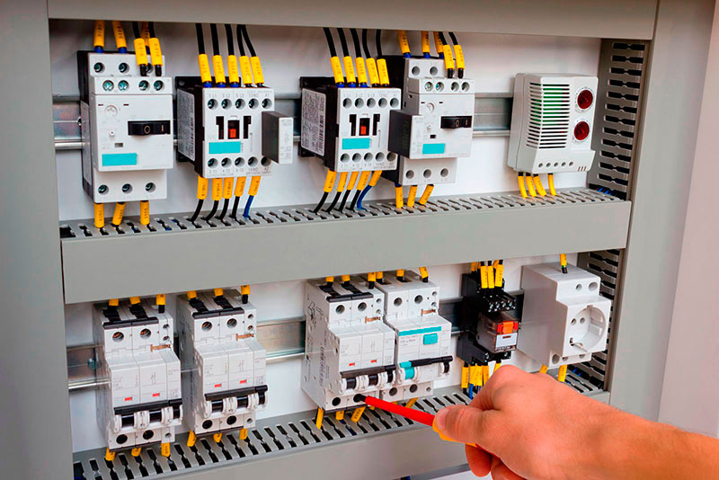 Quadro elétrico organizado para carregamento residencial